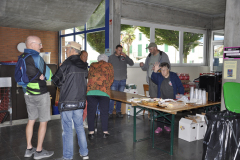 La buvette en pleine activité en ce samedi matin.