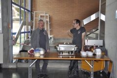 Nos serveurs sont prêts à vous distribuer les assiettes du menu du jour.