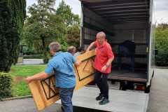 Déchargement des tables pour l'expo-bourse.