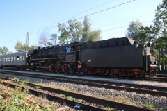 La BR 44 est acheminée en queue d'un train pour son retour