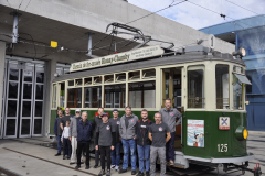 Photo de groupe devant le nouveau dépôt TPG de En Chardon.